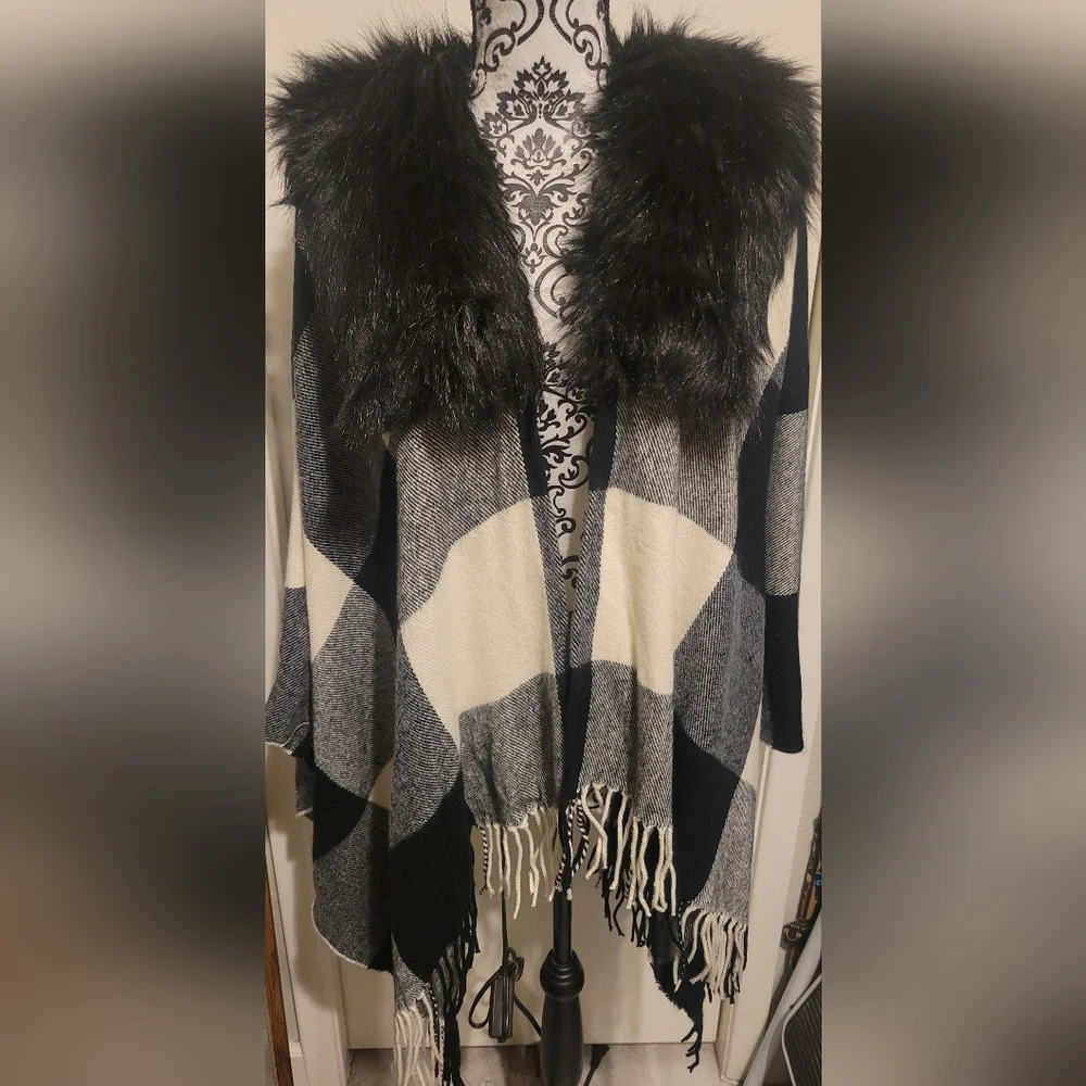 J.Crew Classic Black/Ivory Buffalo Plaid Faux Fur Cape Scarf Wrap New With Tag‎